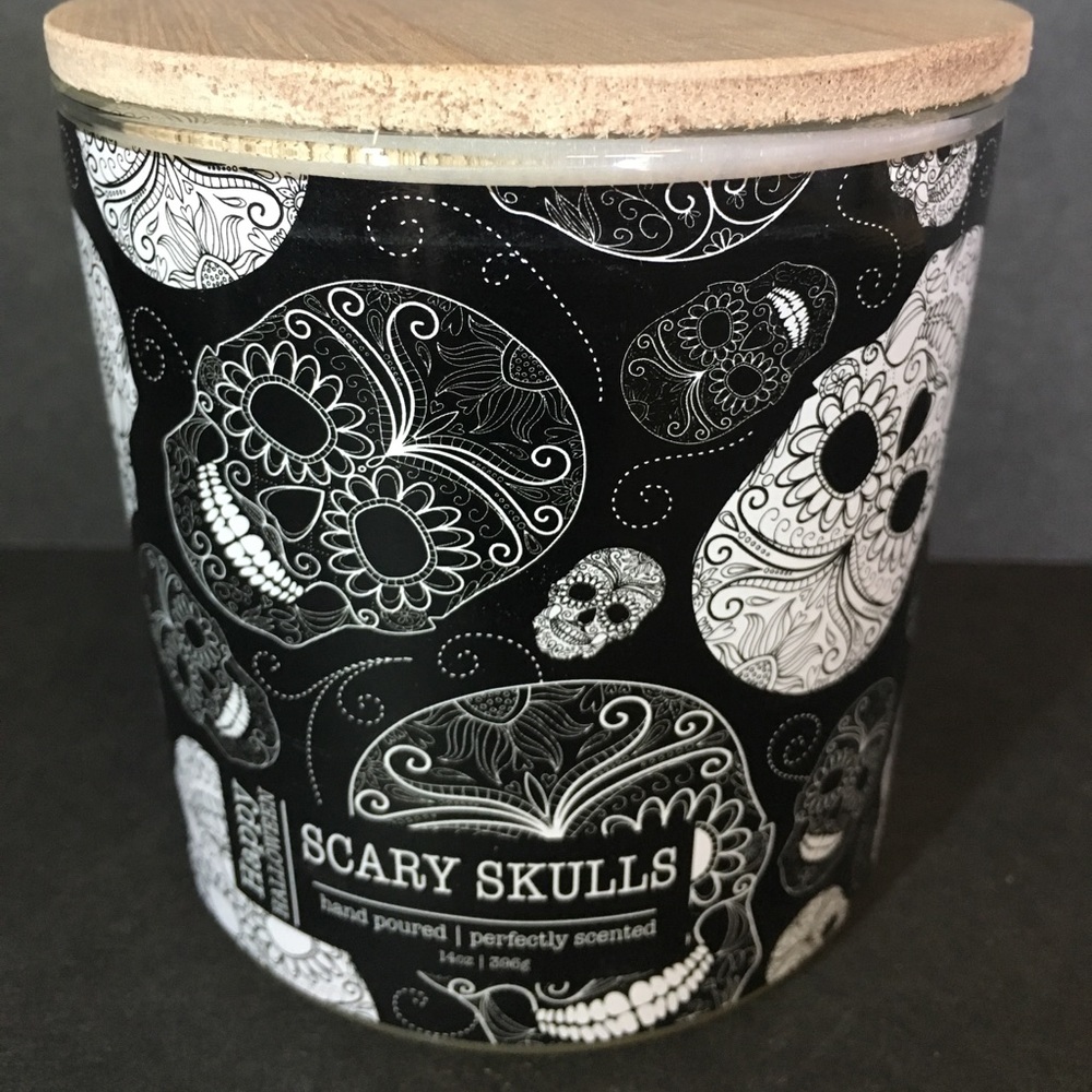 Halloween Scary Skulls 2 Wick Candle White Petals